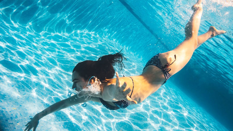 Γιατί πρέπει οπωσδήποτε να κολυμπήσετε αρκετά εφέτος το καλοκαίρι