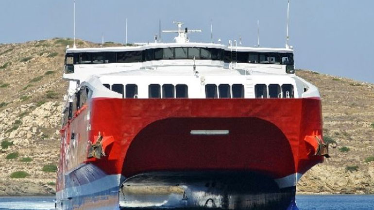 Στο λιμάνι της Σαντορίνης με 728 επιβάτες κατέπλευσε με μηχανική βλάβη το πλοίο «Santorini Palace»