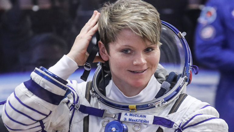 Αστροναύτης «έβαλε χέρι» στον λογαριασμό του πρώην συζύγου της από το… Διάστημα