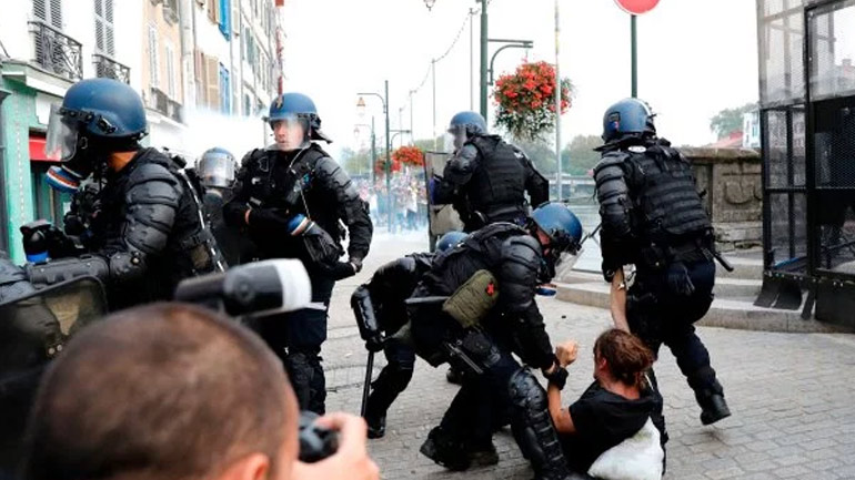 Γαλλία: Συγκρούσεις μεταξύ αστυνομίας και διαδηλωτών στο περιθώριο της G7