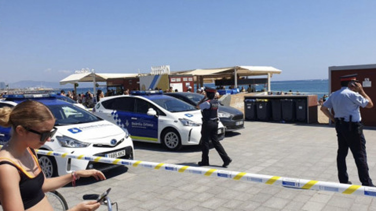  Η αστυνομία της Βαρκελόνης εφοδιάζει τους λουόμενους με “συσκευασίες αντικατάστασης κλεμμένων ρούχων” 