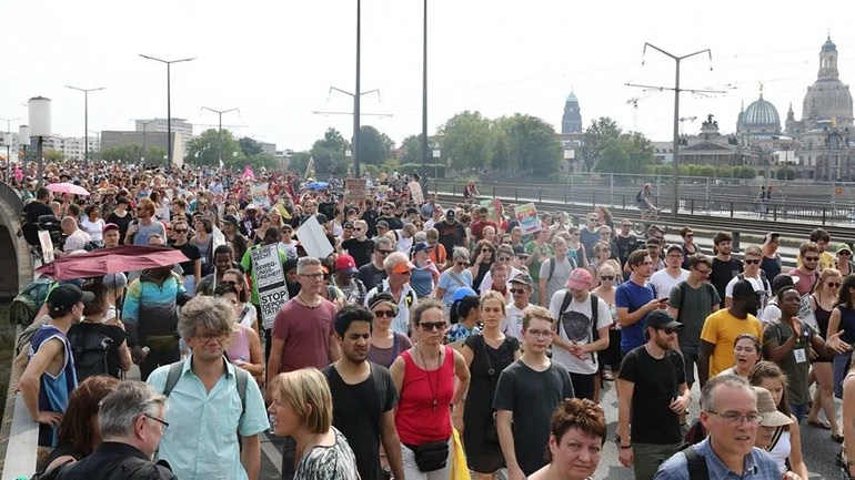 Γερμανία: Χιλιάδες διαδηλωτές στην πορεία κατά της άκρας δεξιάς στη Δρέσδη