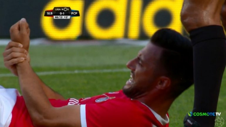 Αποχώρησε τραυματίας από το ντέρμπι της Πορτογαλίας ο Σάμαρης