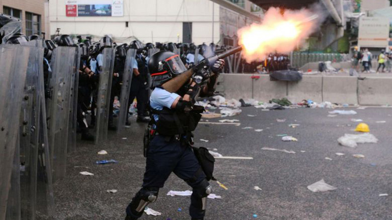Χονγκ Κονγκ: η αστυνομία κάνει χρήση αντλιών νερού και για πρώτη φορά  πυροβολεί