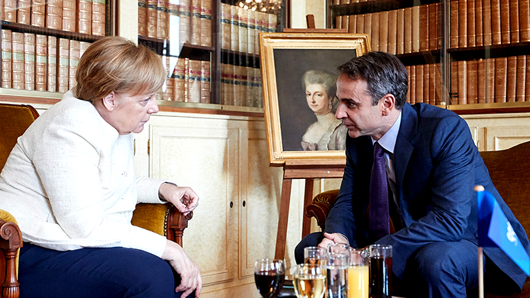 “Eπικίνδυνες” σχέσεις της Μέρκελ με Σαμαρά, Τσίπρα και Μητσοτάκη