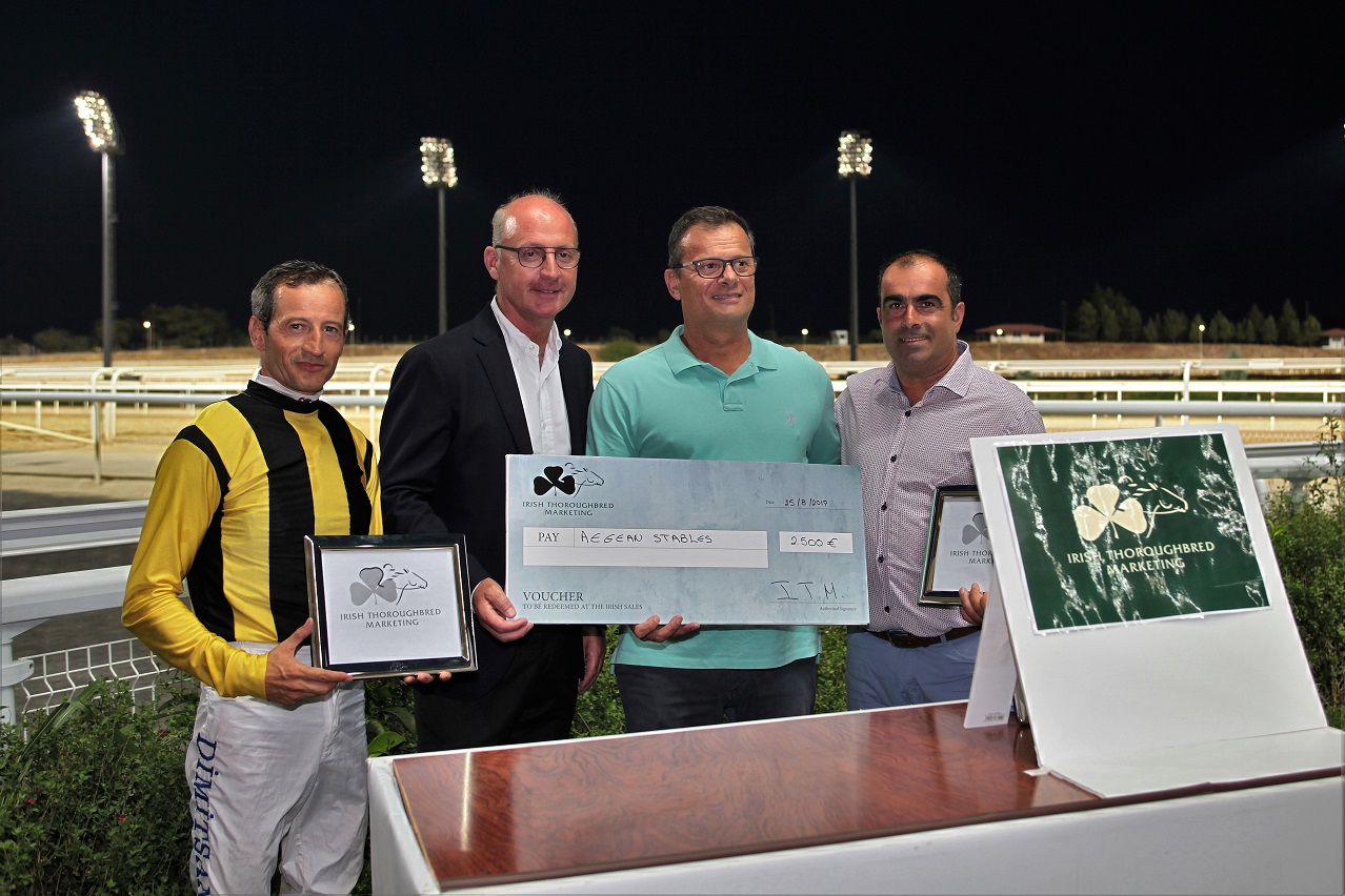 Από αριστερά ο αναβάτης Παναγιώτης Δημητσάνης, ο εκπρόσωπος της ITM David Burns, ο εκπρόσωπος των AEGEAN STABLES Χρήστος Θεοδωράκης και ο προπονητής Χρήστος Κουβαράς