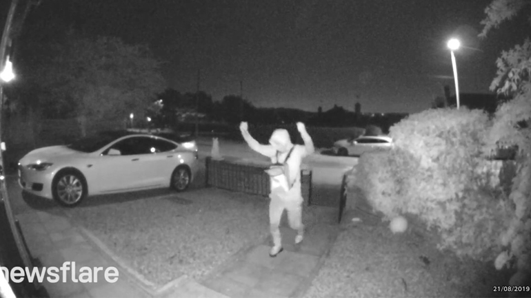 Κλοπή ενός αυτοκινήτου Tesla με τη μέθοδο της αναμετάδοσης