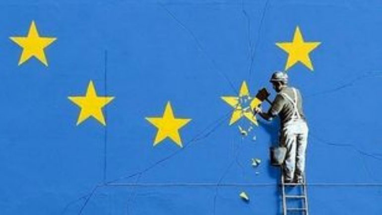 Το έργο του Banksy σύμβολο του Brexit εξαφανίσθηκε από τον τοίχο κτηρίου του Ντόβερ