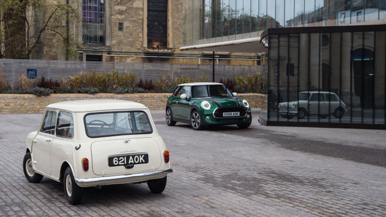 Το πρώτο Mini που κατασκευάστηκε και το τελευταίας γενιάς στην έκδοση για τα 60 χρόνια...