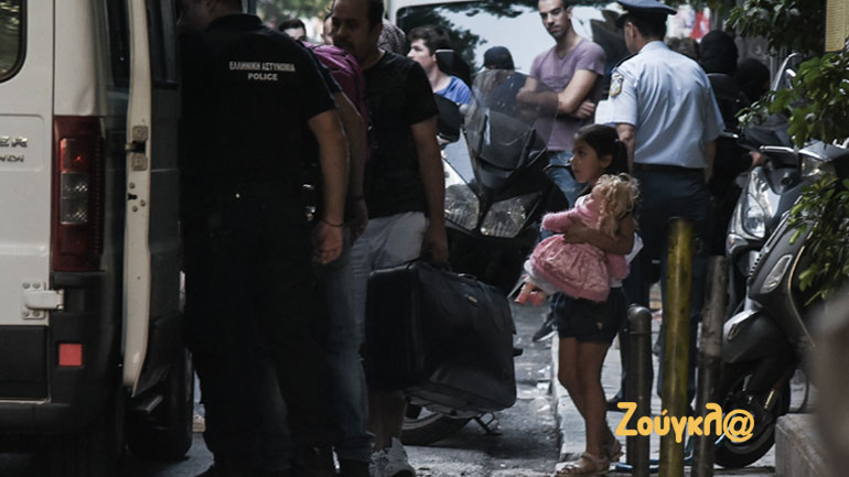 Το προσφυγάκι και η κούκλα με το ροζ φόρεμα