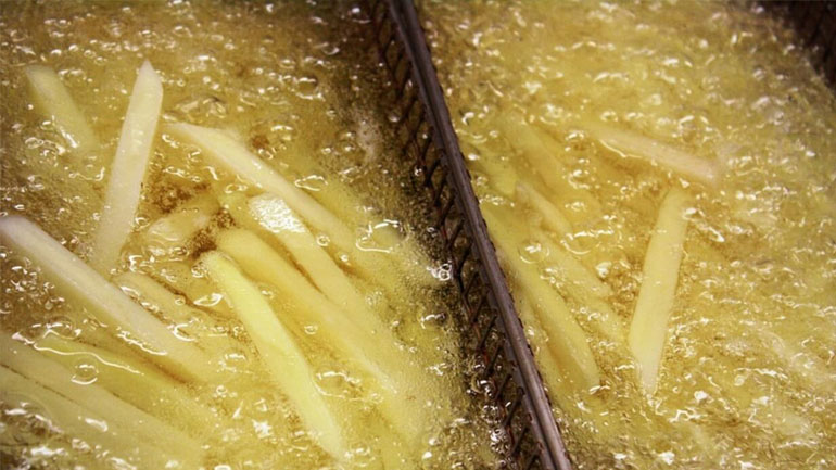 Το λάδι τηγανίσματος χειροτερεύει τον καρκίνο του εντέρου