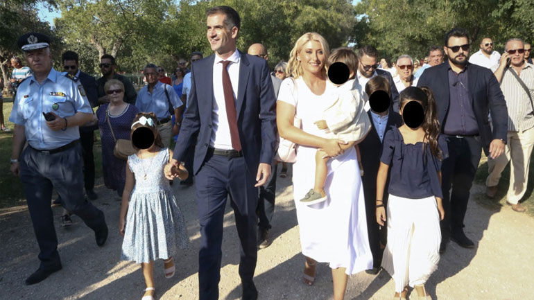 Κώστας Μπακογιάννης: Στο πλευρό του η Σία Κοσιώνη και τα παιδιά του στην ορκωμοσία του