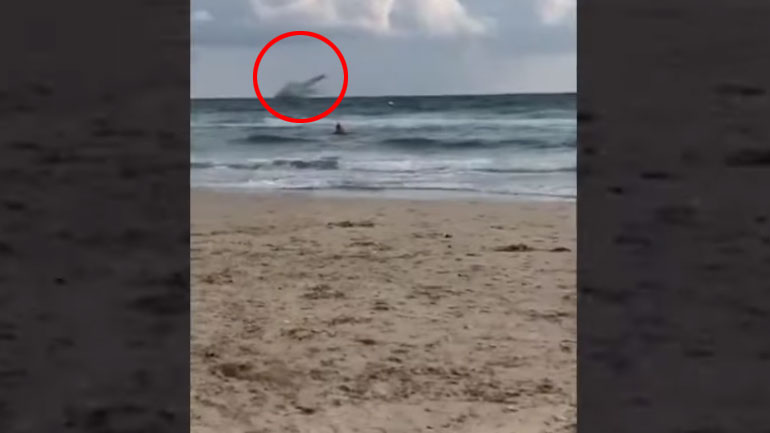 Ισπανία: Καρέ-καρέ η συντριβή στρατιωτικού αεροσκάφους στη θάλασσα