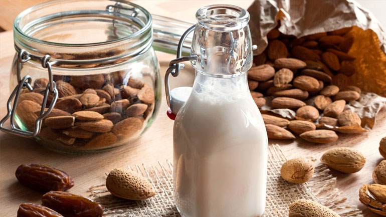 Πώς θα φτιάξουμε το θαυματουργό γάλα αμυγδάλου στο σπίτι
