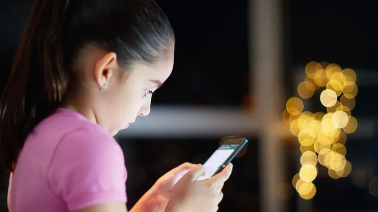 Ο υπερβολικός χρόνος μπροστά στην οθόνη «σκοτώνει» τη φαντασία των παιδιών