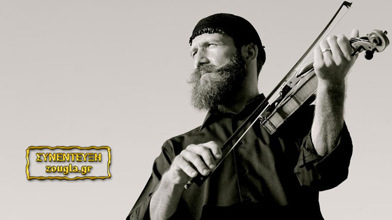 Ο Αντώνης Μαρτσάκης τραγουδάει στο Θέατρο Βράχων για τη «μητέρα τσ`αρχοντιάς»