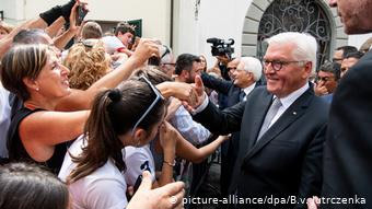 O Γερμανός πρόεδρος Φρανκ Βάλτερ Σταϊνμάιερ συνομιλεί με Ιταλούς στο Φιβιτσάνο