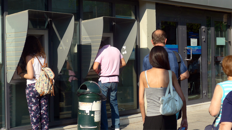 Handelsblatt: Δεν αποκλείεται νέα φυγή καταθέσεων