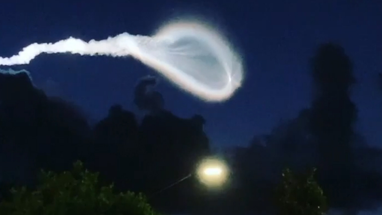 Παράξενα φώτα εντοπίστηκαν στον ουρανό