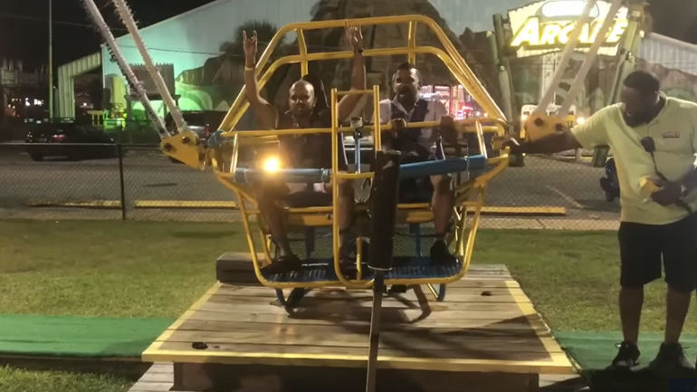 Λάστιχο σφεντόνας σπάει σε λούνα παρκ