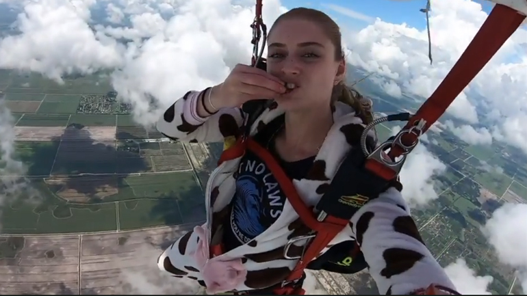 Κοπέλα τρώει chicken nuggets στον αέρα