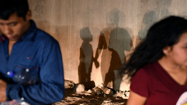 ΗΠΑ: Είκοσι πολιτείες εναντίον της απόφασης Τραμπ να κρατά επ’ αόριστον οικογένειες μεταναστών