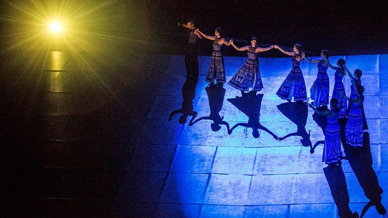 Tο κοινό της Επιδαύρου  αποθέωσε τη διεθνή παραγωγή  «The Thread»