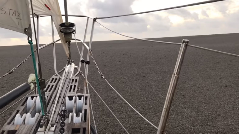 «Σχεδία» από ελαφρόπετρα πλέει στον Ειρηνικό Ωκεανό