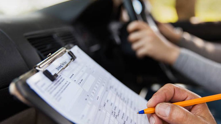 Αλλαγές στα διπλώματα οδήγησης: Τι θα γίνει με τα παράβολα και τους ηλικιωμένους οδηγούς Αλλαγές στα διπλώματα οδήγησης: Τι θα γίνει με τα παράβολα και τους ηλικιωμένους οδηγούς