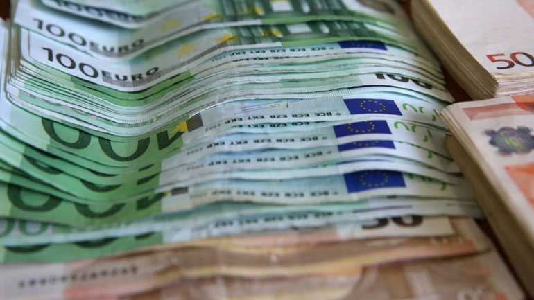 Οριακή υποχώρηση για το ευρώ