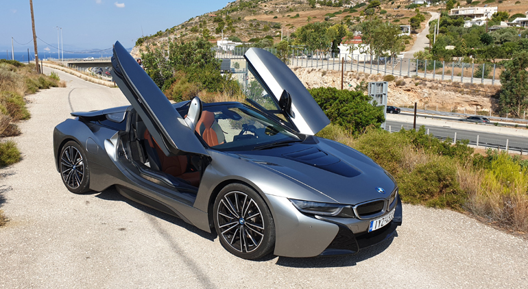 Οι πόρτες στην BMW i8 Roadster ανοίγουν προς τα πάνω...