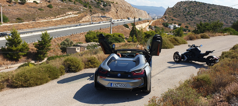 BMW i8 Roadster και Can am RYKER με φόντο την εθνική οδό...