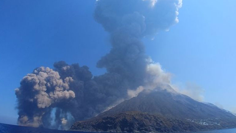 Νέα ισχυρή έκρηξη του ηφαιστείου Στρόμπολι ανοικτά της Σικελίας