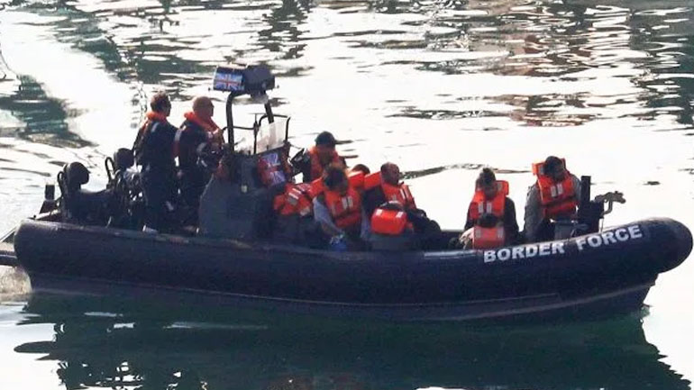 Ολοένα και περισσότεροι μετανάστες προσπαθούν να διασχίσουν τη Μάγχη για να φτάσουν στη Βρετανία