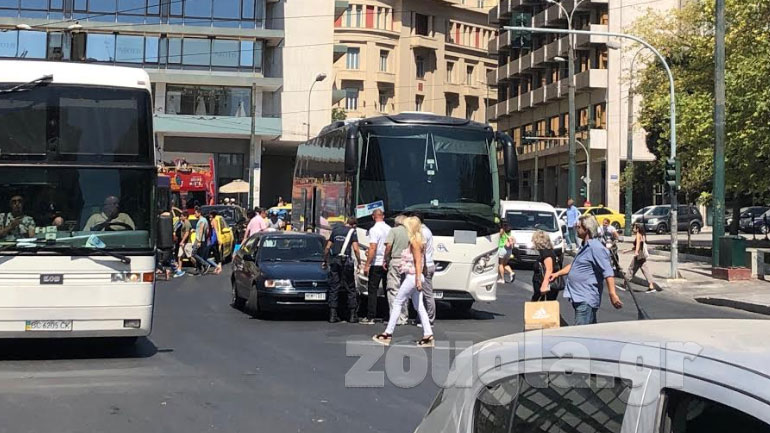 Τροχαίο ατύχημα στο Σύνταγμα – Τουριστικό λεωφορείο συγκρούστηκε με Ι.Χ.