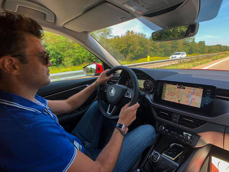 O απεσταλμένος του zougla.gr Λουκάς Παπαλάμπρος πίσω από το τιμόνι του Skoda Kamiq