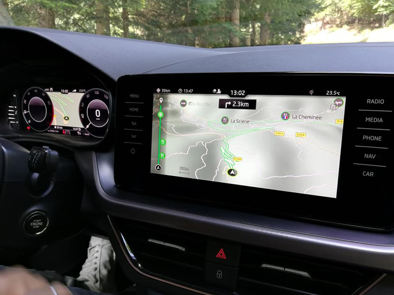 Η μεγάλη οθόνη στην κεντρική κονσόλα και ο ψηφιακός πίνακας οργάνων