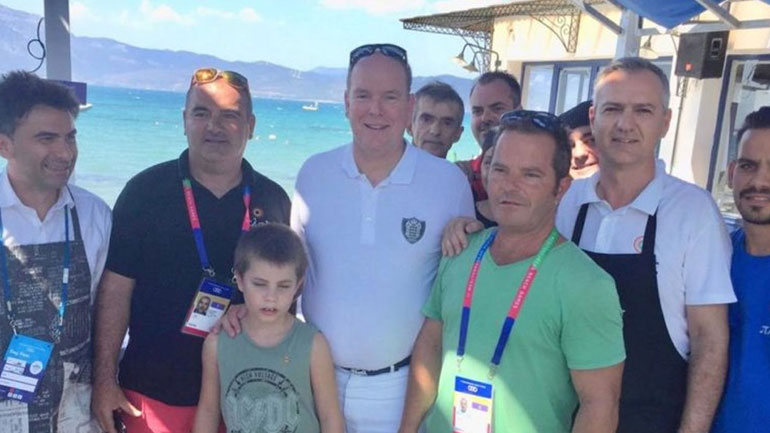 Η επίσκεψη του πρίγκιπα Αλβέρτου στην Ελλάδα και το παραδοσιακό γεύμα σε ταβέρνα της Πάτρας!