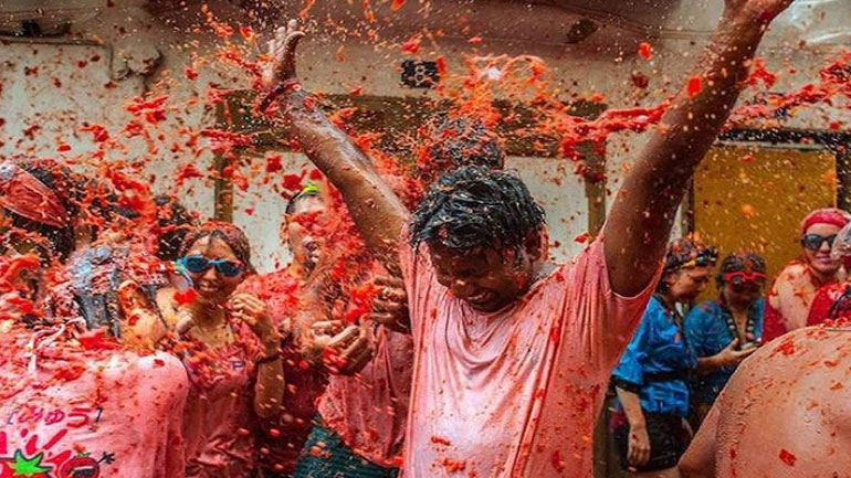 Χιλιάδες άνθρωποι συμμετέχουν στον παραδοσιακό ντοματοπόλεμο στην Μπουνιόλ