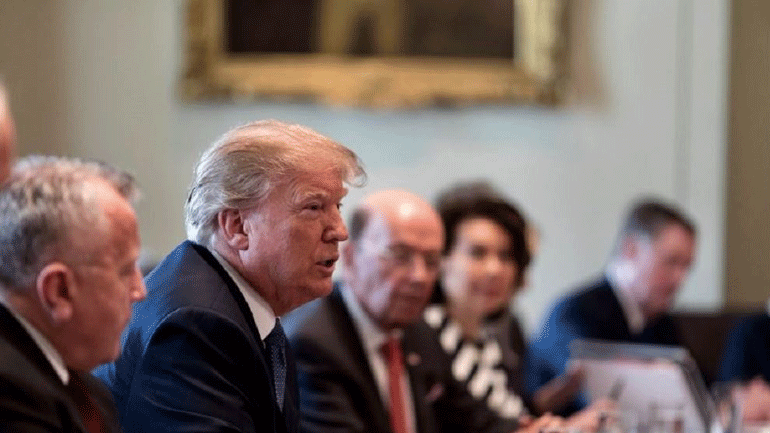 Ο Τραμπ σκέφτεται να «μπλοκάρει» τη χορήγηση στρατιωτικής βοήθειας στην Ουκρανία