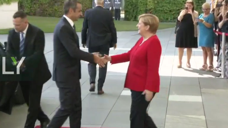 Η Μέρκελ υποδέχεται τον Μητσοτάκη στο Βερολίνο Η Μέρκελ υποδέχεται τον Μητσοτάκη στο Βερολίνο