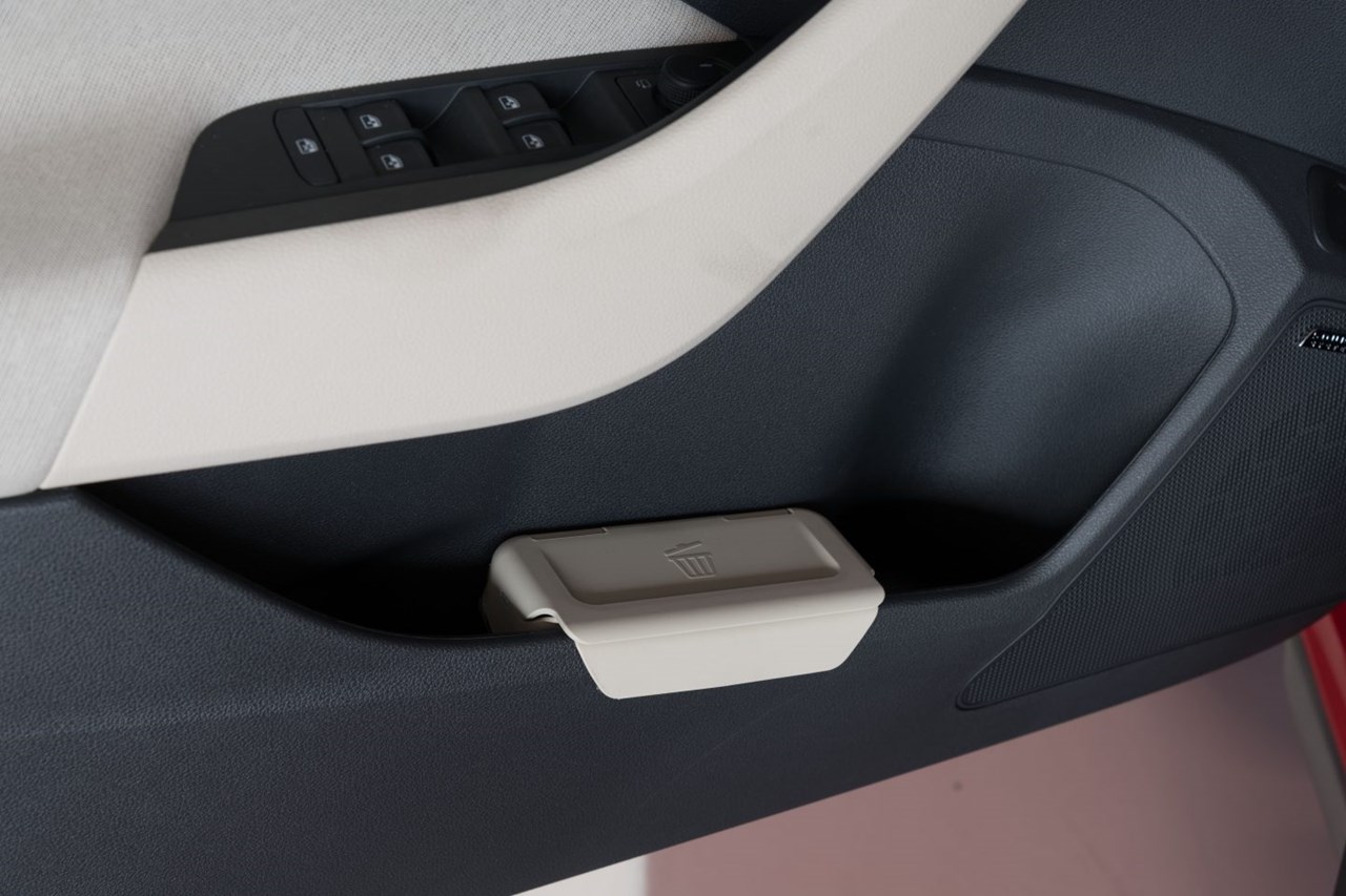 Διαθέτει δεκάδες χώρους για την αποθήκευση αντικειμένων συνολικού όγκου 26 λίτρων 