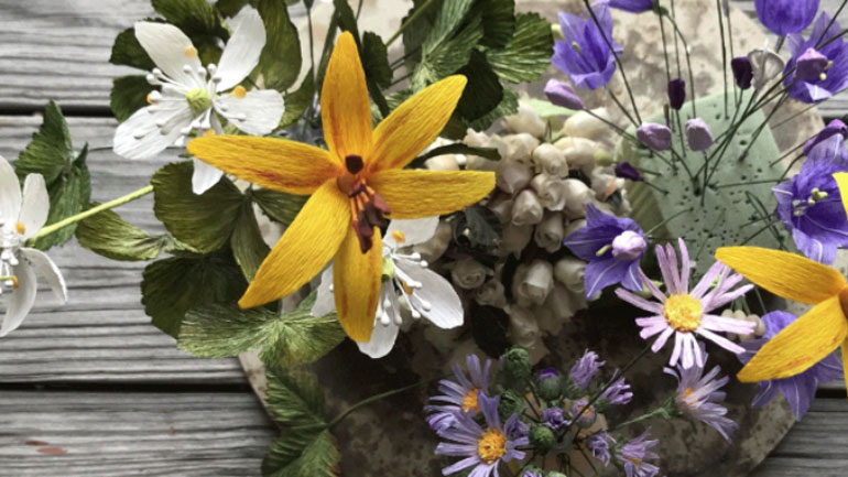 Οι ανθοσυνθέσεις του Γκούπτα είναι από χαρτί