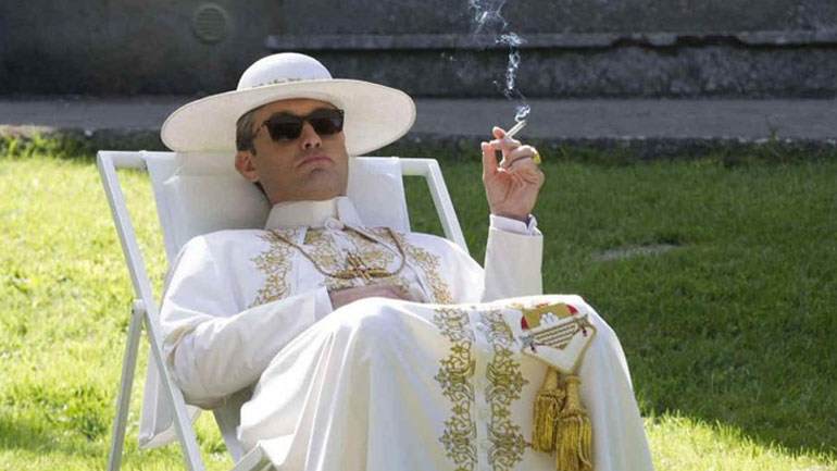 Ο Τζουντ Λο, ο πιο προβοκάτορας Πάπας στην τηλεοπτική ιστορία επιστρέφει