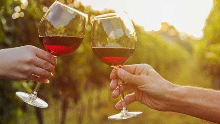 Η μέτρια κατανάλωση κόκκινου κρασιού κάνει καλό στο έντερο