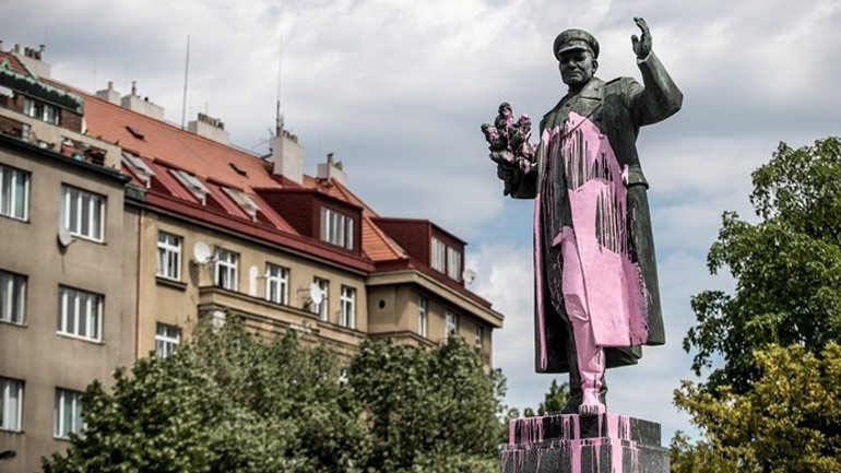 Τσεχία: Άγαλμα ενός Σοβιετικού στρατηγού στο κέντρο της διένεξης Πράγας – Μόσχας