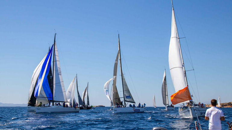 Ιστιοδρομία υψηλών απαιτήσεων η πρώτη κούρσα του «52ου Διεθνή Ιστιοπλοϊκού Αγώνα Άνδρου»