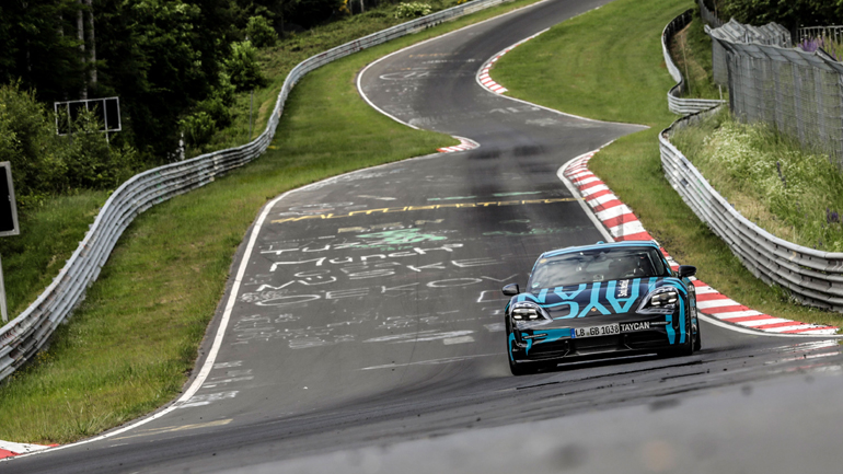 Σπάει τα χρονόμετρα η Porsche Taycan