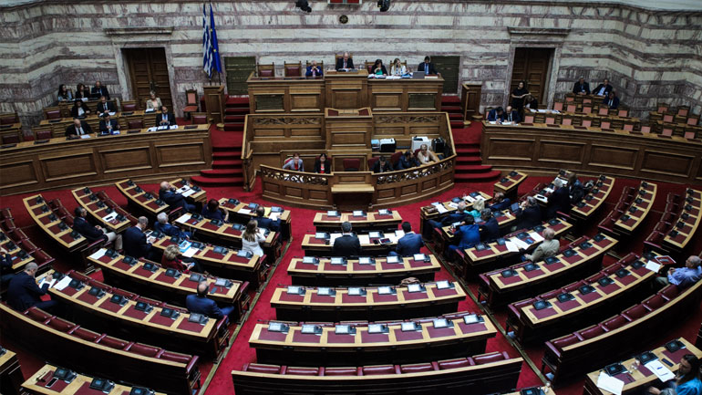 Βουλή: Αντιπαράθεση κυβέρνησης-αντιπολίτευσης για το κατεπείγον του ν/σ για τα διπλώματα