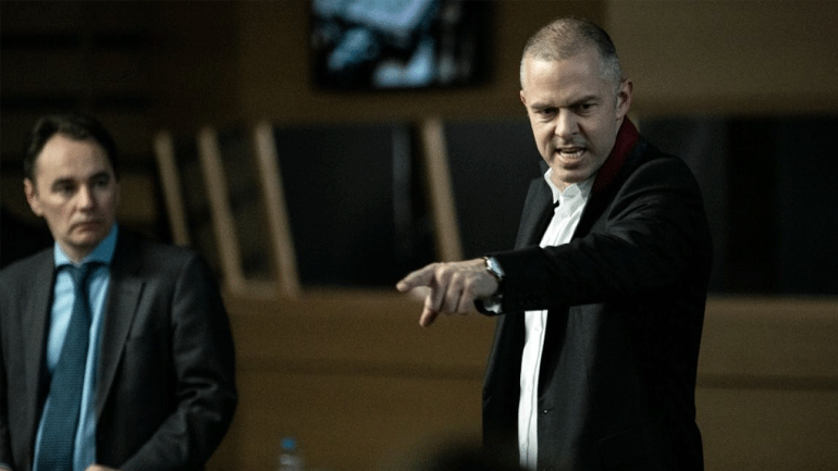 «Adults in the Room»: Δείτε το τρέιλερ της νέας ταινίας του Κώστα Γαβρά